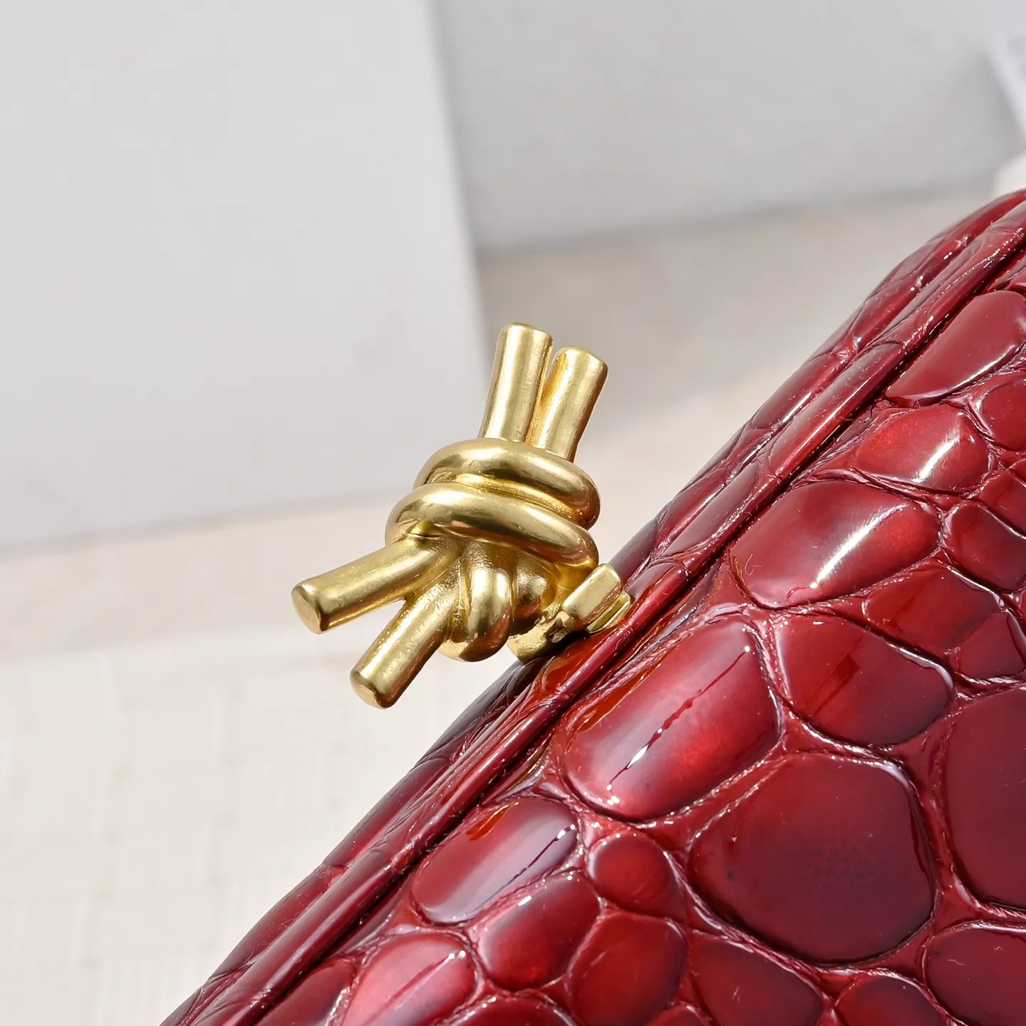 Batch 1560 #BV Knot pearlescent crocodile pattern evening bag series 🐊 Each bag reveals exquisiteness and elegance. It is made of crocodile leather with knot buckle. The leather feels super good and is unforgettable. 🐊 Crocodile pattern is a classic among classics. It looks high-end whenever you take it out ⭐️ The design is small and exquisite, low-key without logo, elegant and generous. Holding it in your hand or hanging it on your wrist will make you look more elegant and charming [Fireworks] Model: 717622 Size: 20x12x5.5